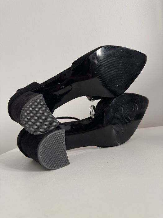 Туфли на каблуке со стразами