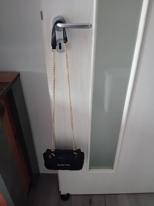 Geanta crossbody ocarina din piele ecologica purtată doar odată