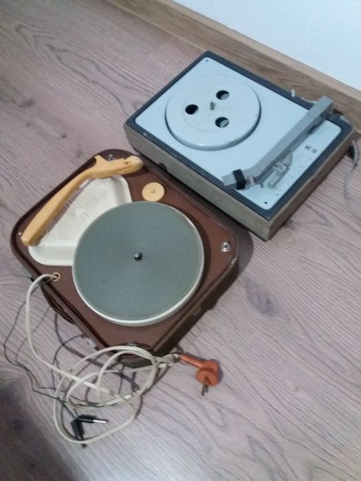 Vand 2 buc. pick-up vechi ani 60-70