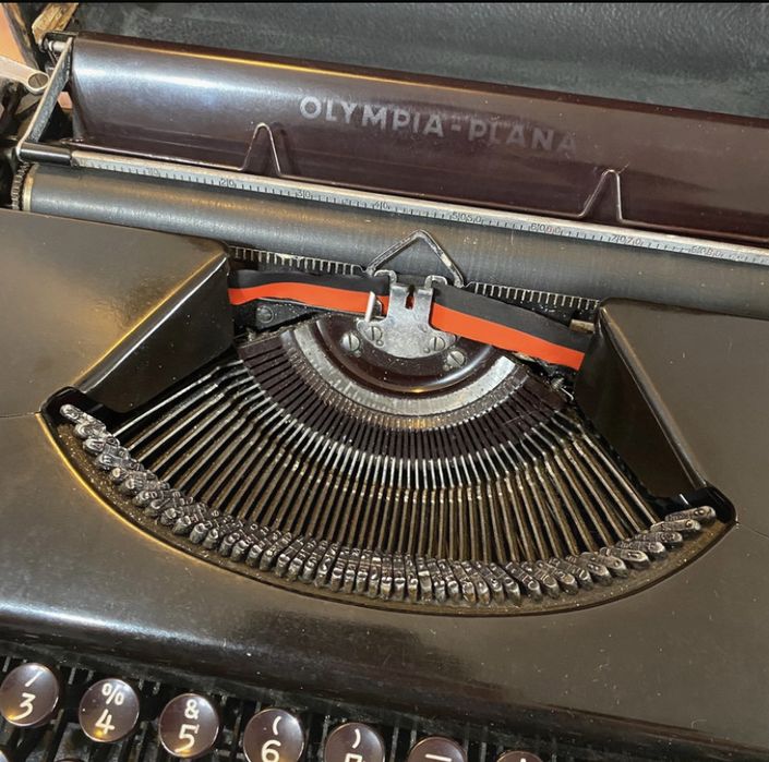 Mașină de scris Olympia-Plana metalică, stare excelenta, cadou ideal