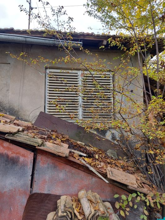 Продавам вила в Местноста Драката с партида за ток и вода !