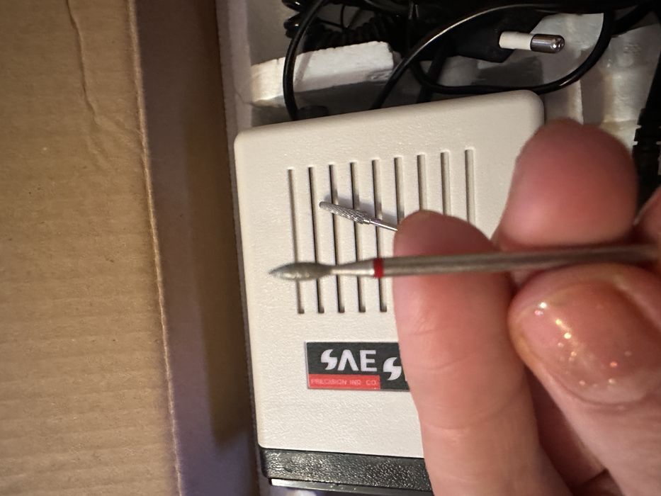 Машинка для маникюра вместе с фрезами