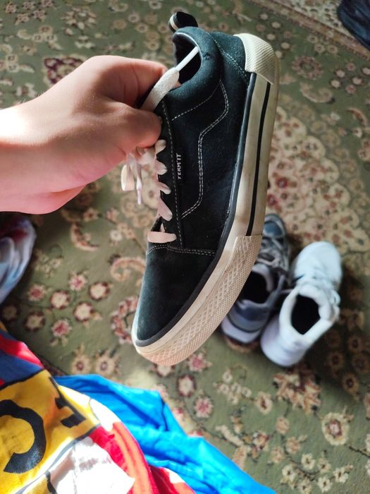 Продам кроссовки почти новые