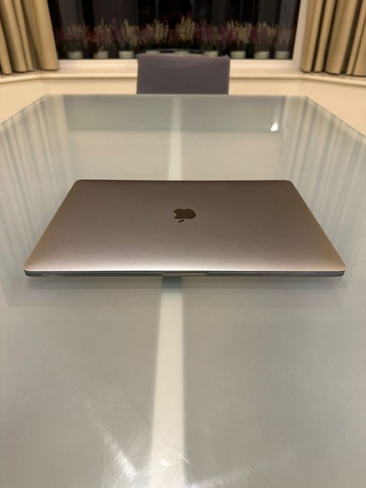 Macbook Pro 2018 i7 | 16GB RAM | 512GB SSD - Display Nefunctional