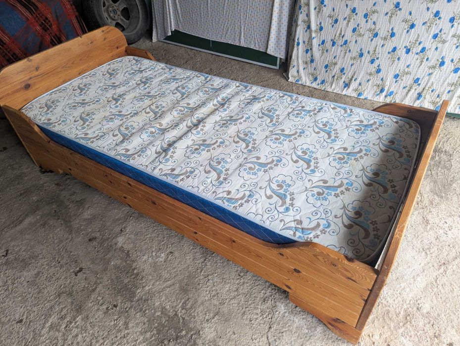 Pat  din lemn pentru o persoana + saltea