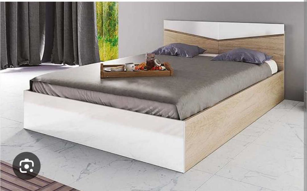 Чисто нова спалня още не е извадена от кашоните с матрак