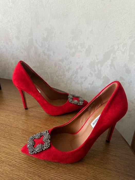 красные замшевые туфли-лодочки