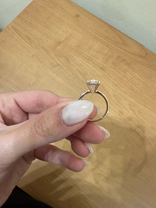 Златен годежен пръстен с диамант мойсанит