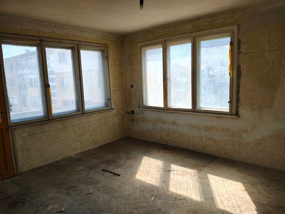 Продава се Тристаен апартамент в София, 7-ми 11-ти километър - 98 кв.м за 1256 €/кв.м - Снимка #1