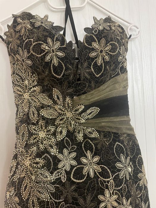 Елегантна рокля в зелен и златист цвят