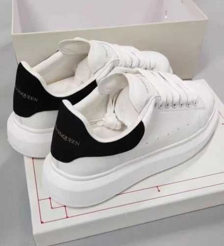 Sneakers Alexander Mcqueen cu eticheta (nu Nike, Gucci, Adidas, Balenciaga)