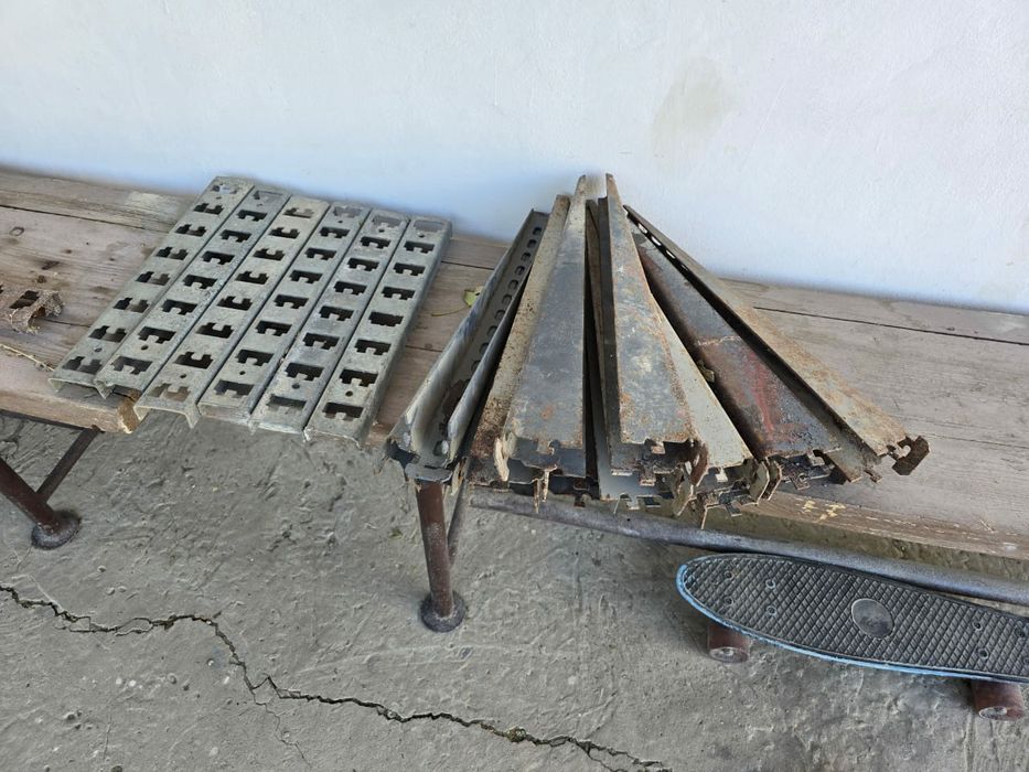 Крепление для полок