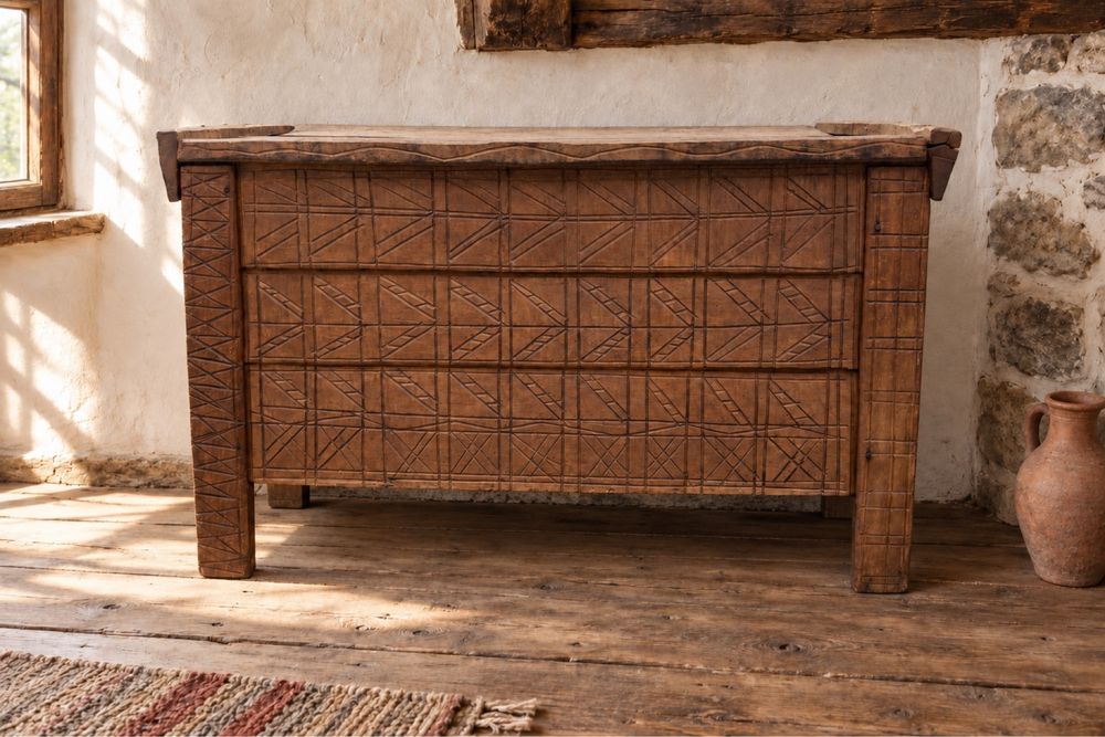 Ladă țărănească din lemn cu decor geometric
