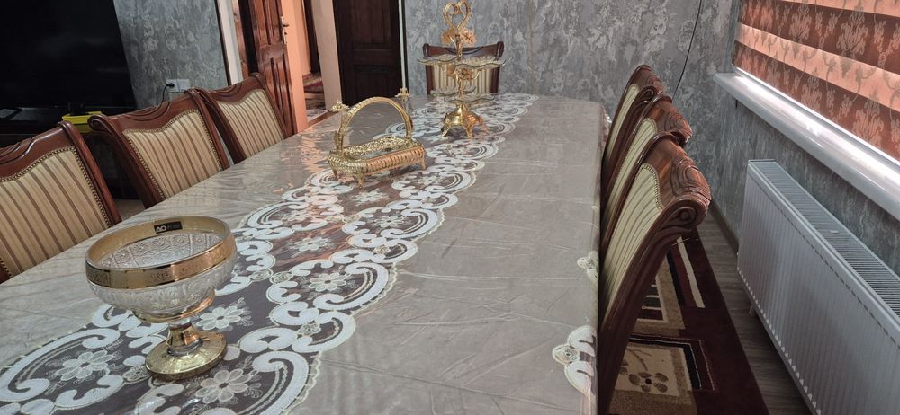 Stol va 8ta stuldan iborat nabor.