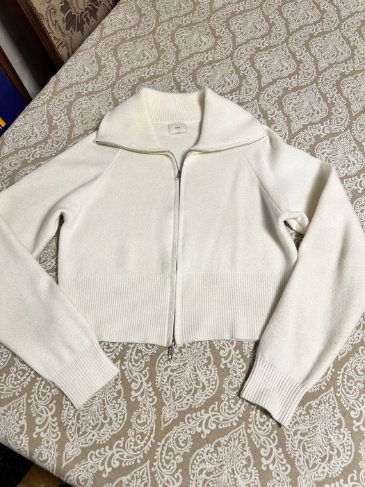 Женская кофта на замке