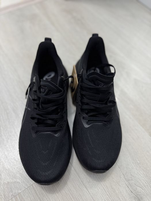 Продам новые кроссы Asics