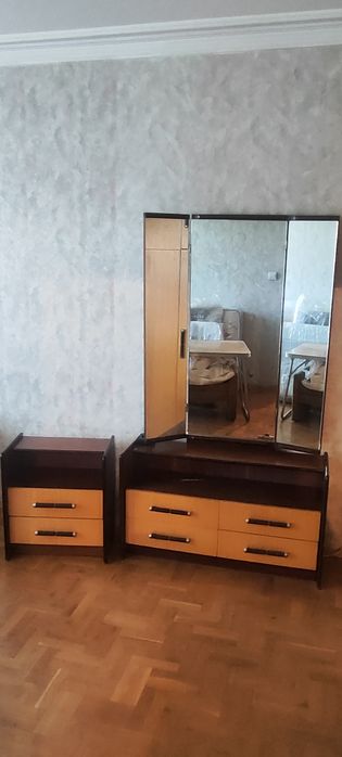 Спален комплект от масивно дърво - тоалетка , нощни шкафчета и спалня с ракла