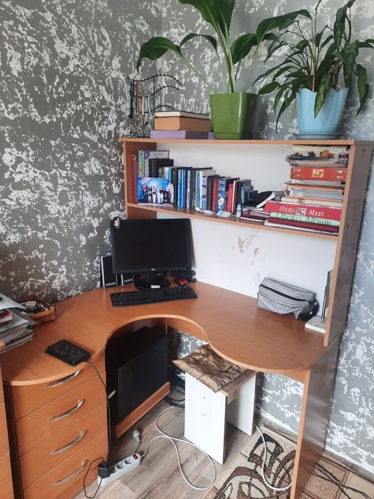 Продам компьютерный стол,сверху полка