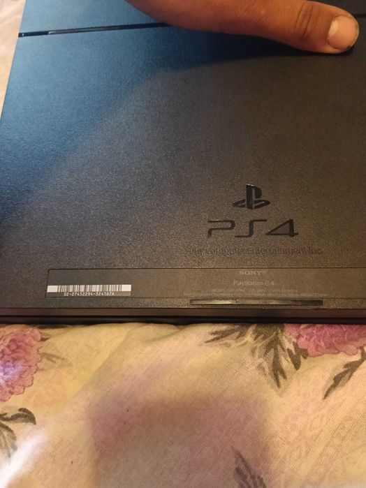 vand PS 4 2 jocuri și 2 manete