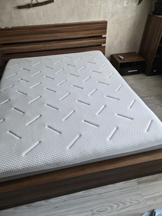 Продавам чисто нова спалня с две нощни шкафчета.