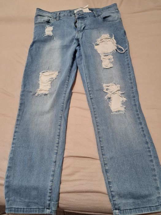 Накъсани дънки **