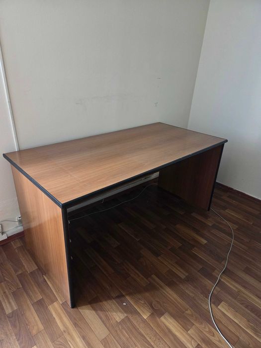 Продам офисный стол с тумбой