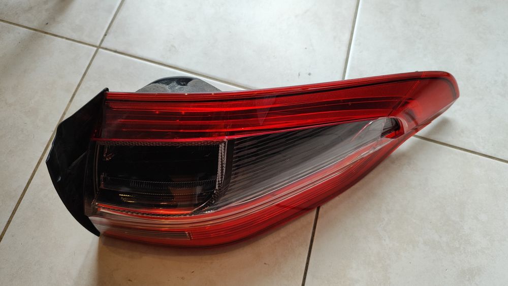 Ford S-Max Заден десен стоп (РАБОТЕЩ, ПУКНАТ, липсва малко парче)