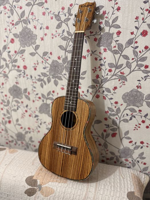 Продам укулеле