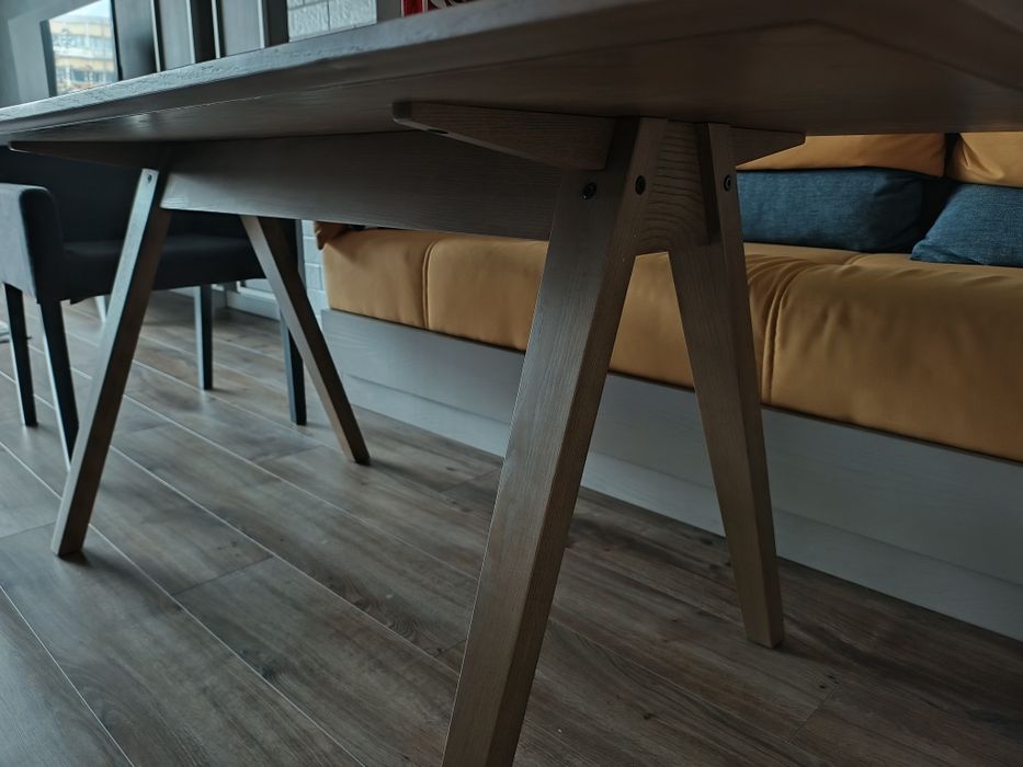 Трапезарна маса с естествен фурнир и столове