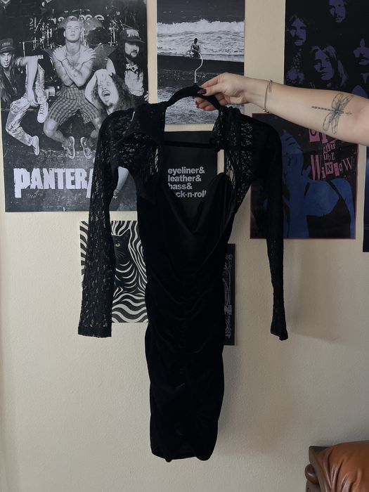 Велурена рокля по тялото с дантелен ръкав