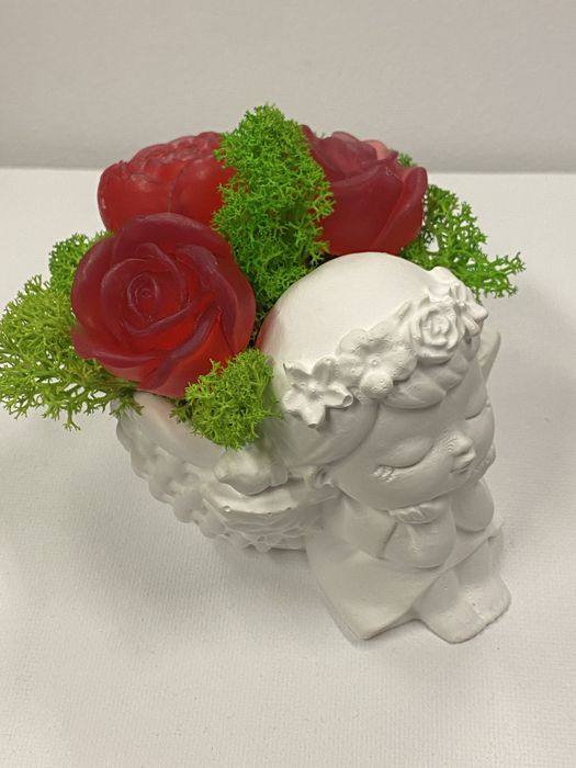 Керамична ваза със сапунени цветя и скандинавски мъх