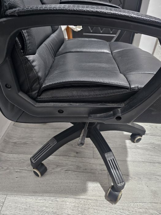 Кресло черное кожанное