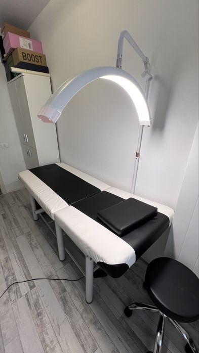 Pat cosmetica si lampa semiluna