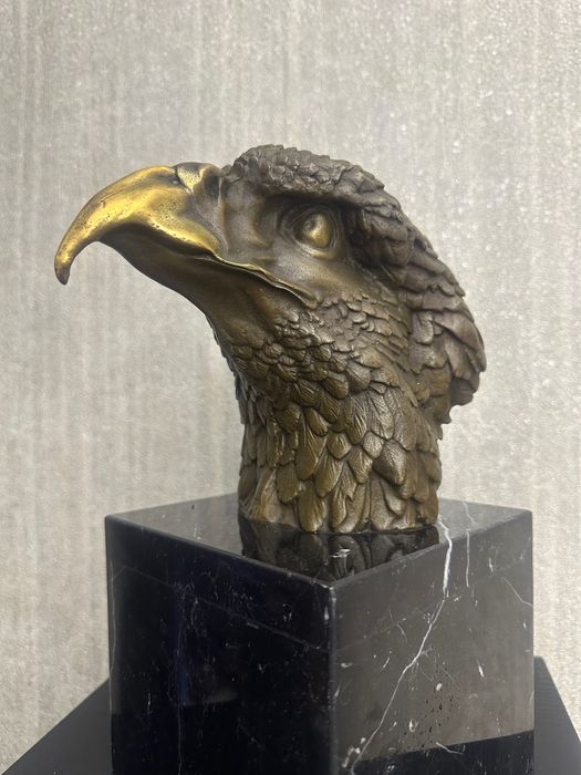 Луксозна бронзова скулптура на Орел върху черен мрамор – 27 см