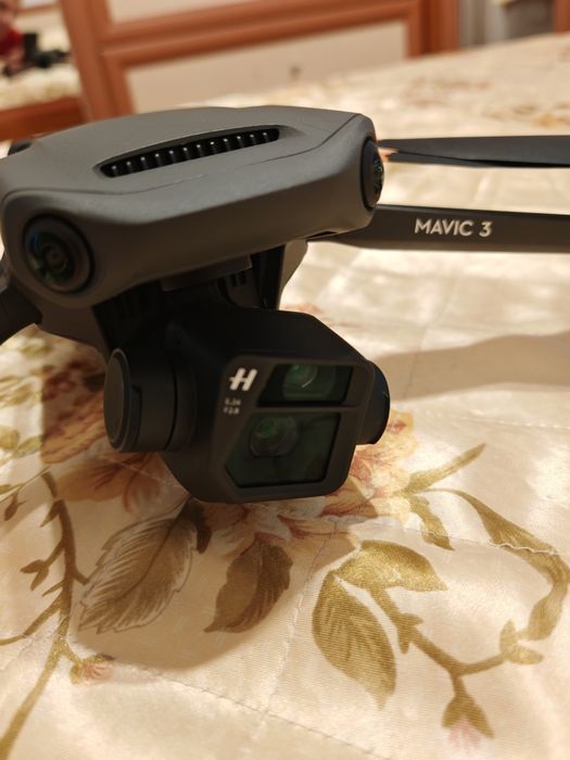 Дрон Mavic 3.В добро състояние  с дистанционно три батерии, зарядно и чачнта