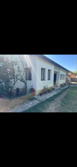 Vand casa 4 camere, 2 bai, garaj, camara, magazie, 2400 metri, la 10 min de DN1 , 25 min de Sinaia si 15 min de Ploiesti! Toate utilitatile!