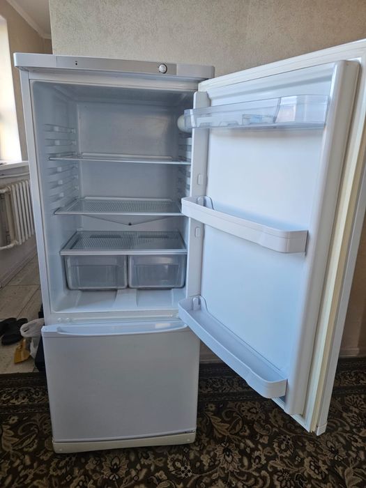 Продам холодильник Indesit