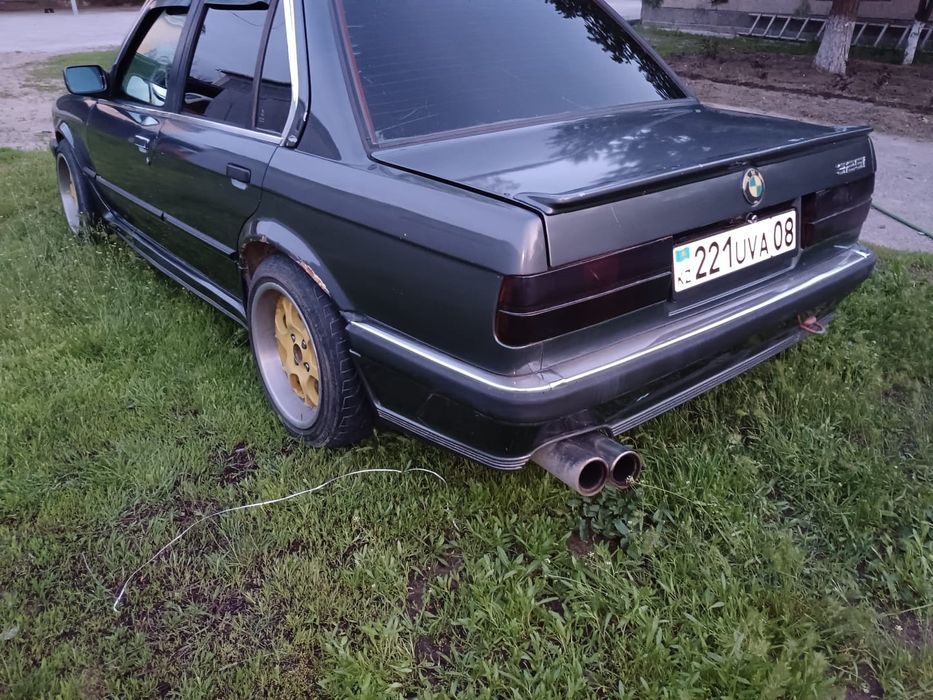 Машина  ВМW на полном ходу пушка