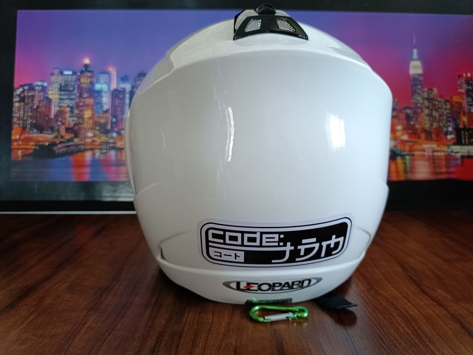 Мото шлем от бренда LEOPARD