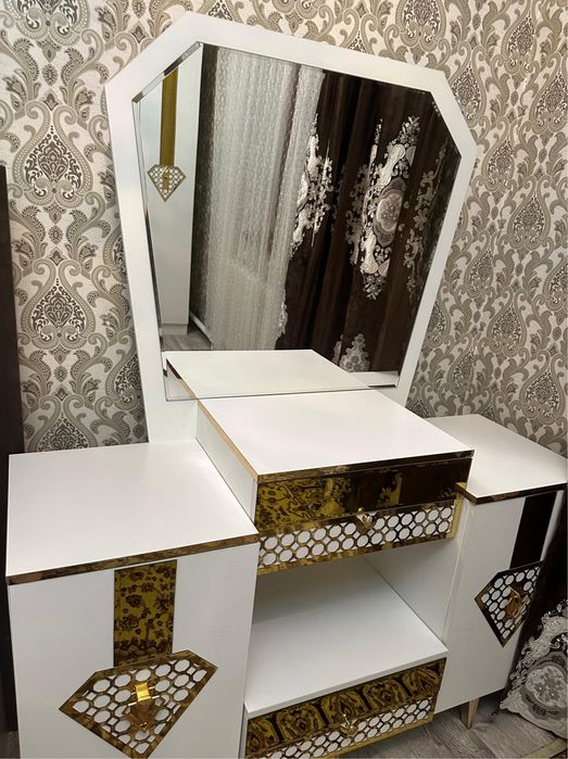 Тумбочка с зеркалом