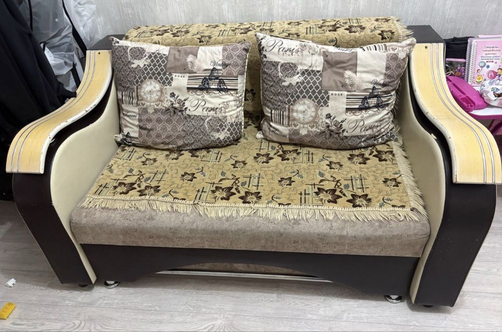 Продам двухмесиный раздвижной диван