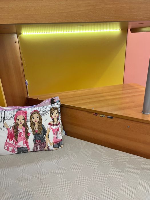 Двуетажно легло с бюро