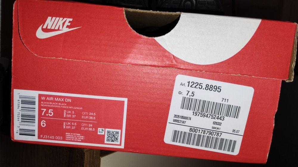 маратонки nike dn  38,5