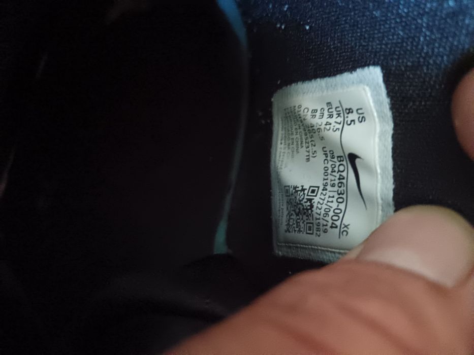 Продам фирменные кроссовки Nike