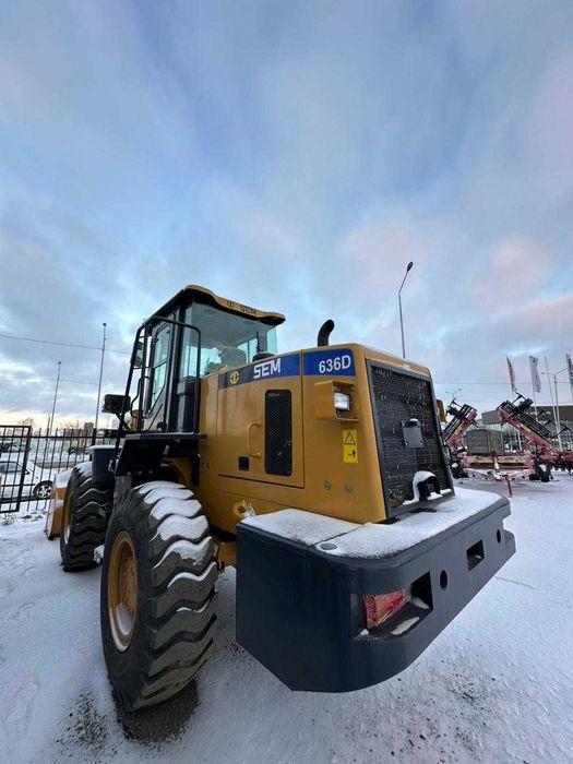 Фронтальный погрузчик SEM 636D