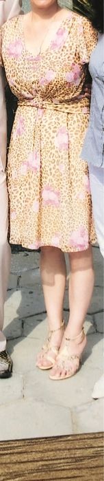 Къса лятна бежова рокля от плат леопардова щампа и рози