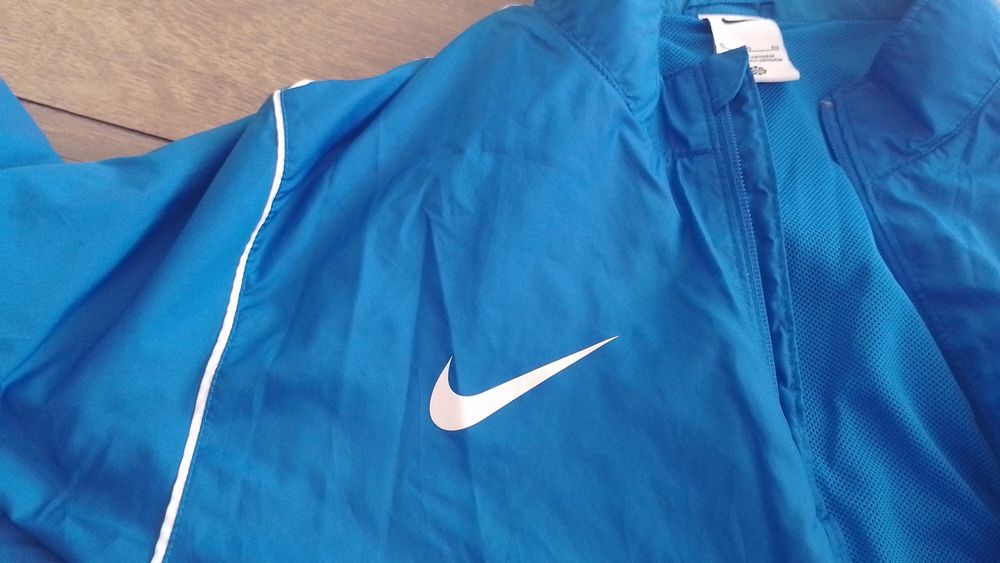 Чисто нова ветровка Nike
