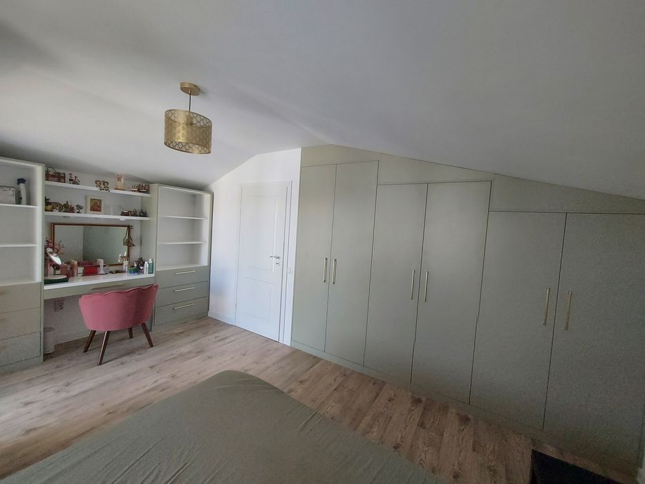 Casa moderna, spatioasa, ideala pentru familie numeroasa.