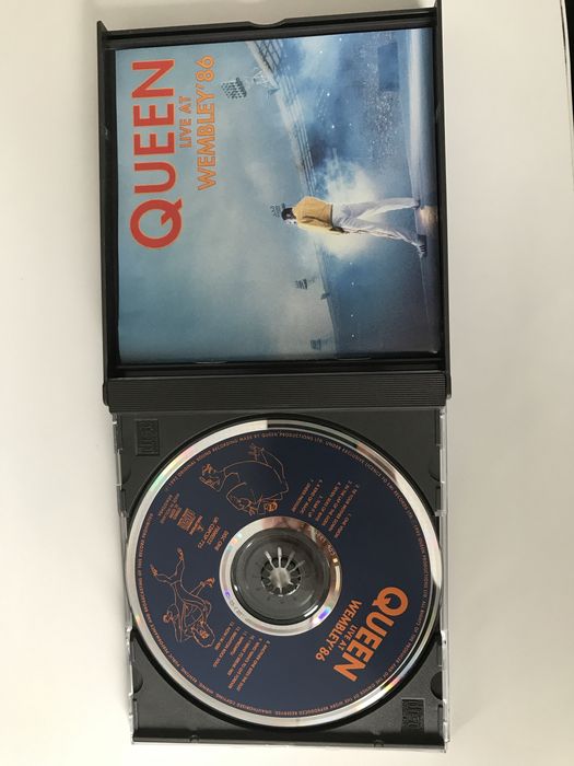 Vand cd-uri audio originale Queen si Pink Floyd