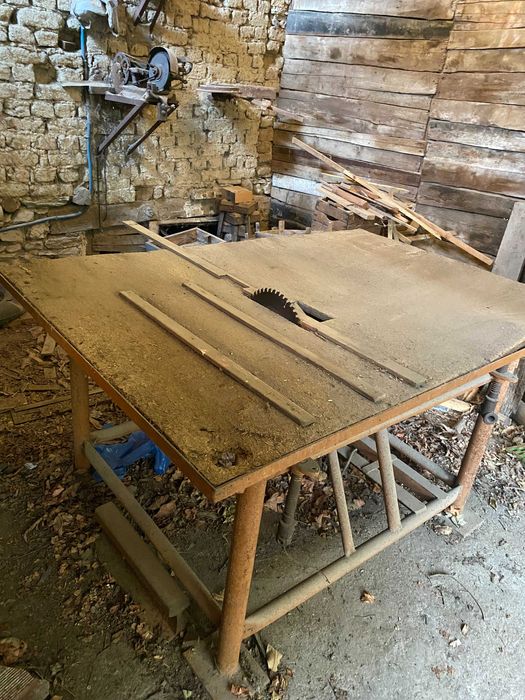 Продавам дърводелска работилница